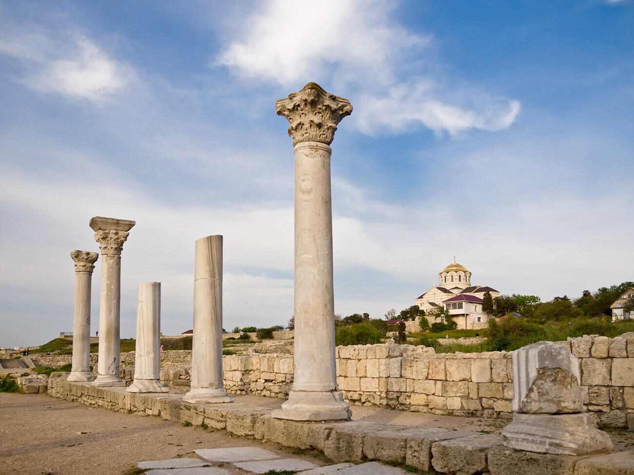 Basílica de Quersoneso (ao fundo, a moderna Catedral Ortodoxa de São Vladimir)
