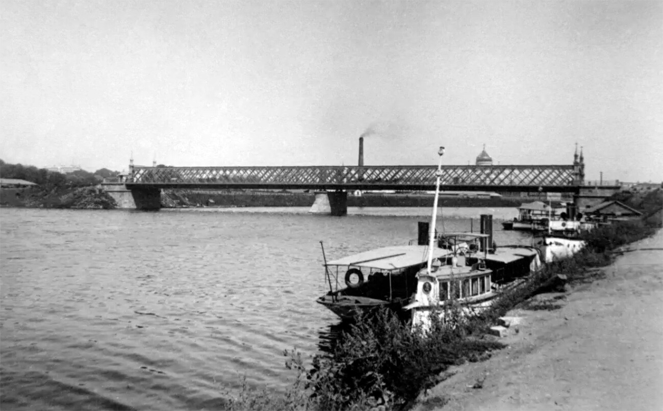 Il lungofiume Aleksandrinskaja (oggi Pushkinskaja) e il Ponte Krymskij di Mosca nel 1912-14