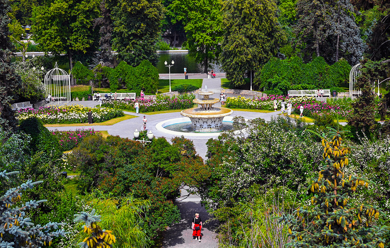 Le passeggiate al Gorkij Park sono particolarmente piacevoli durante la primavera, quando la natura riprende a fiorire