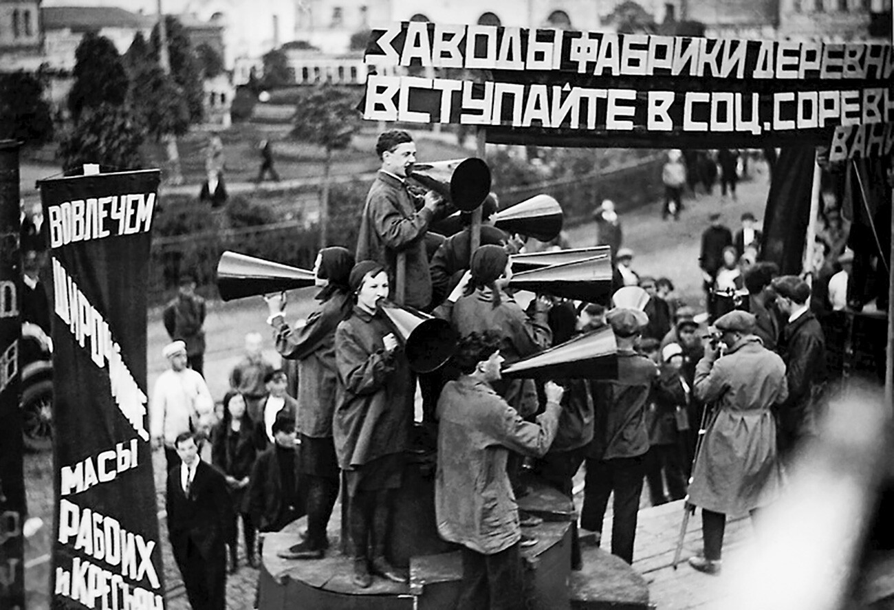 Inaugurazione del Parco Centrale della Cultura e del Tempo Libero di Mosca. Esibizione del gruppo di propaganda “Blusa blu”, 1928