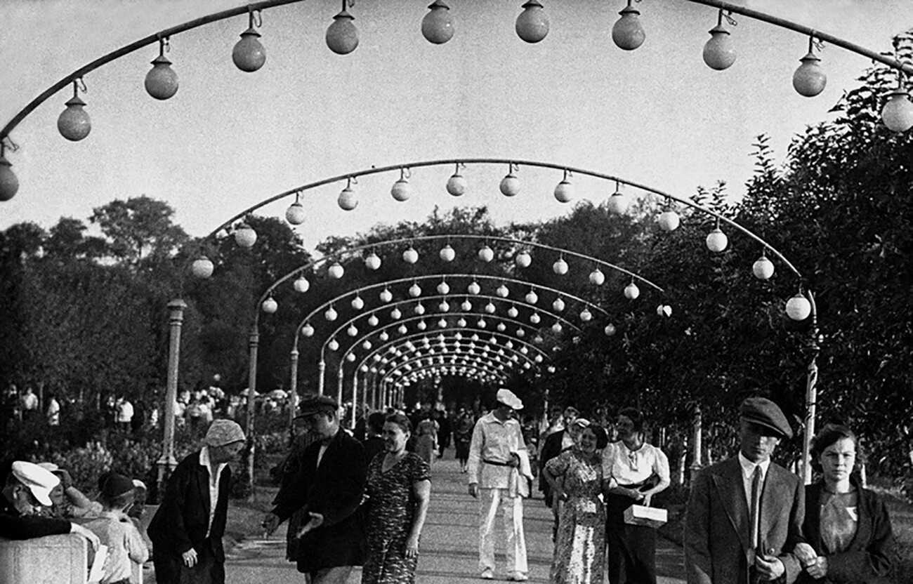 Il vialetto centrale del Gorkij Park nel 1935