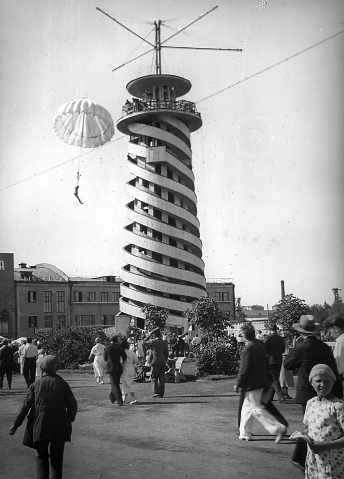 La torre dei paracadutisti del Gorkij Park nel 1955. In seguito questa attrazione per gli amanti dell’adrenalina fu smantellata