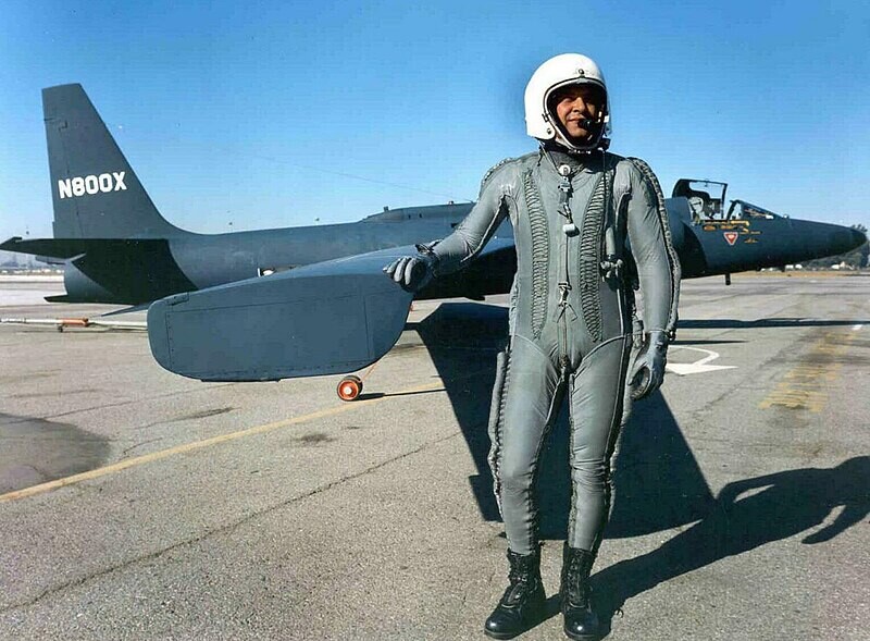 Francis Gary Powers junto a su U-2