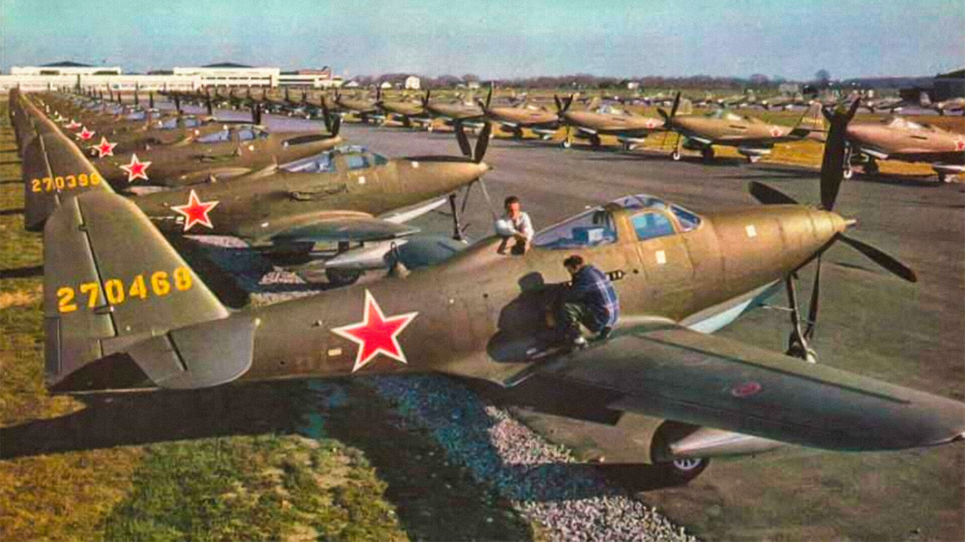 Pesawat tempur Bell P-63A siap dikirim ke Uni Soviet.