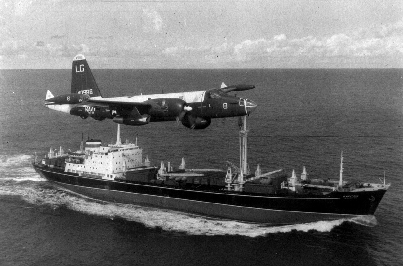 Letalo 'Lockheed SP-2H Neptune' (BuNo 140986) ameriške mornarice iz patruljne eskadrilje VP-18 Flying Phantoms leti nad sovjetsko tovorno ladjo. Tovorna ladja je najverjetneje 'Ohotsk', ki je 5. decembra 1962 zapustila pristanišče v Nueviti z 12 letali IL-28 