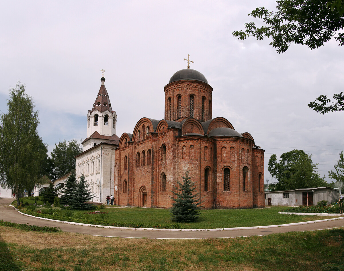 La chiesa di Pietro e Paolo sulla Gorodjanka (XII sec.) e la chiesa della Grande Martire Barbara (XVIII sec.), a Smolensk