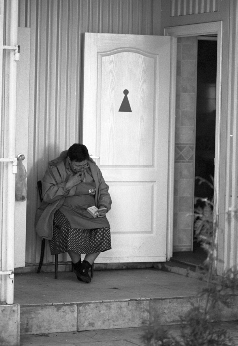 Plačljive storitve za uporabo javnega stranišča na Gogolevskem bulvarju v Moskvi, 1997