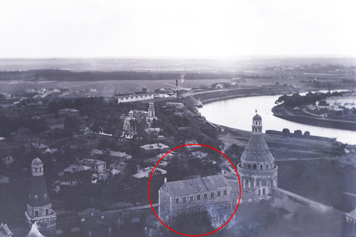 Vue d'un clocher sur la rivière Moskova. La tour Doulo et le bâtiment Souchilo sont visibles en contrebas. 1913