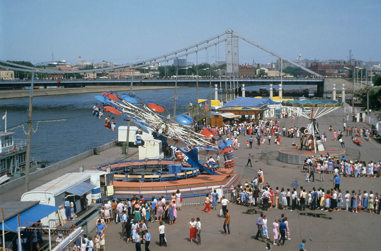 Wahana hiburan di tepi Sungai Moskva di Taman Gorky, 1989