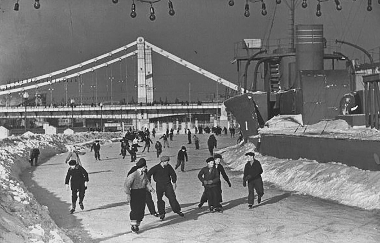 Arena seluncur es di Taman Gorky. Akhir 1930-an