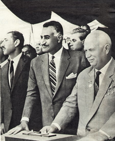 Nikita Jrushchev con el presidente egipcio Gamal Abdel Nasser. Imagen tomada en Egipto, durante la ceremonia del desvío del Nilo en la Alta Presa de Asuán.