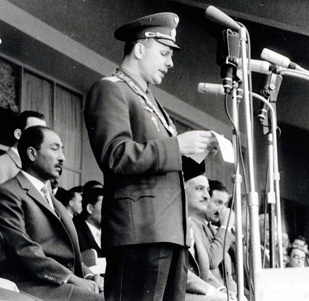 Yuri Gagarin, junto a al presidente egipcio Anwar Sadat, en una recepción en el El Cairo, 1962.