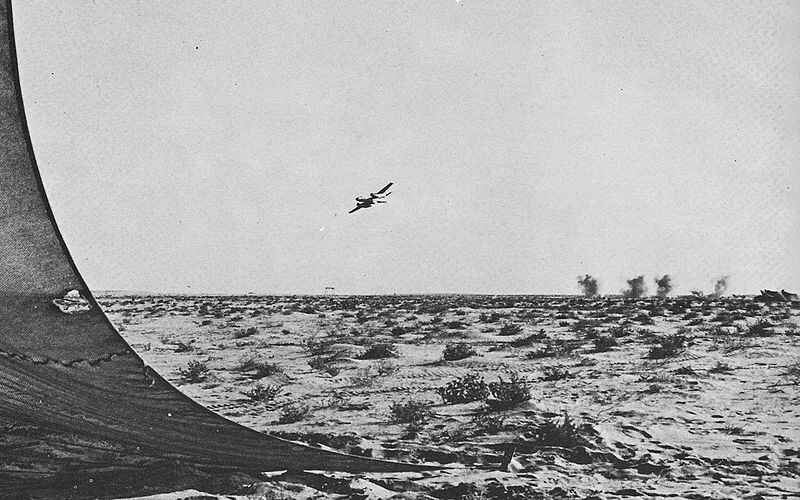 Un Il-28 egipcio ataca una columna militar israelí en el Sinaí durante la Guerra de los Seis Días.