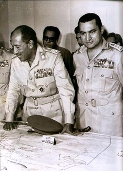 El Presidente egipcio Anwar Sadat (izquierda) y Hosni Mubarak, Comandante de la Fuerza Aérea y Viceministro de Defensa egipcio, repasan los planes de guerra.