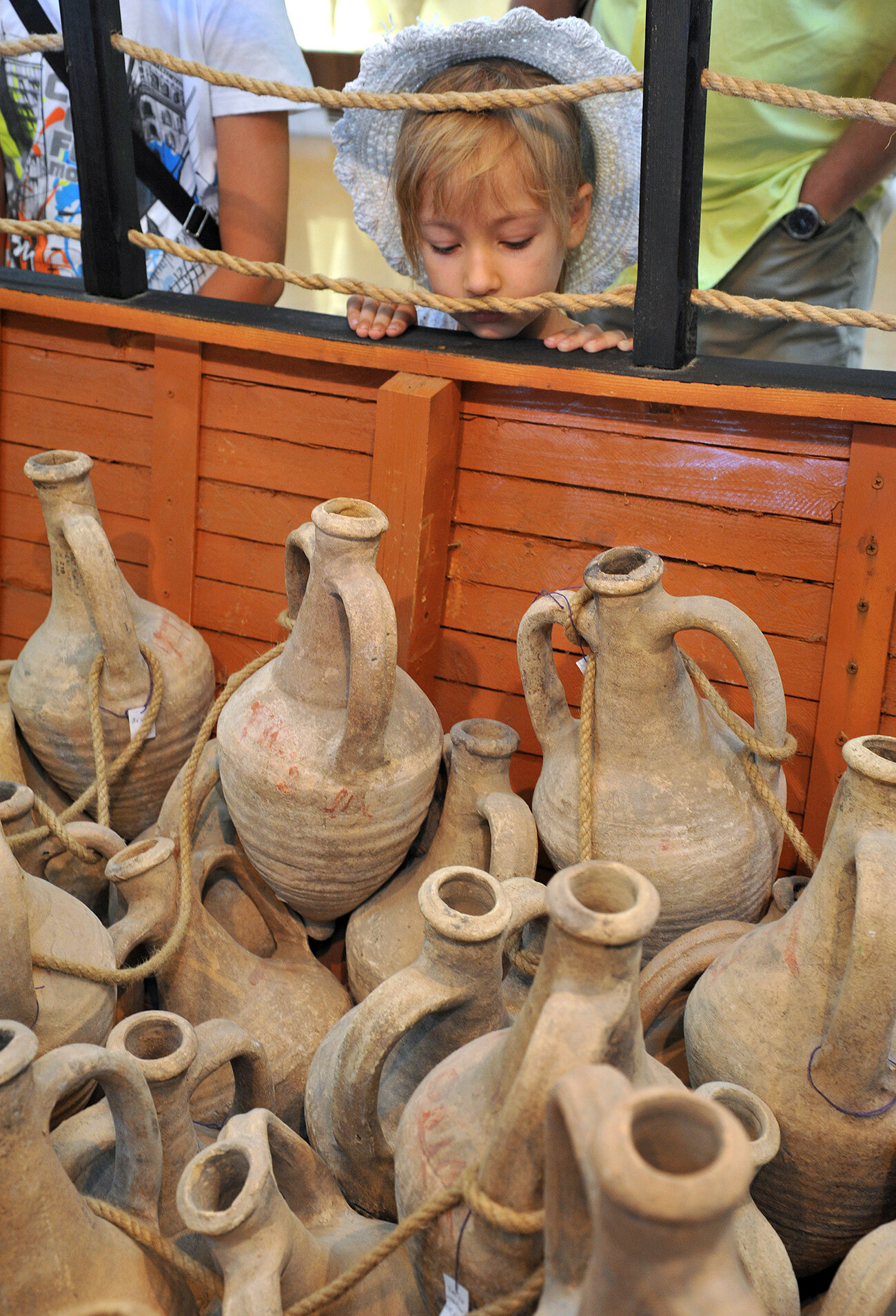 De nombreuses amphores en argile, trouvées lors des fouilles, se trouvent dans le musée de Tanaïs