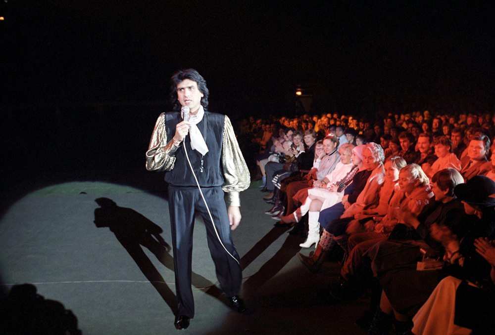 Toto Cutugno si esibisce nel Palazzo dello Sport dello Stadio Centrale Lenin di Mosca nel 1985