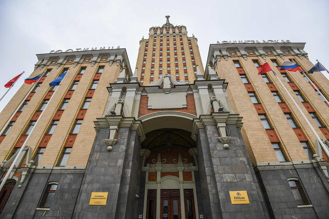 Фасадата на хотелот со пет ѕвезди „Hilton Moscow Leningradskaya“ во Москва.