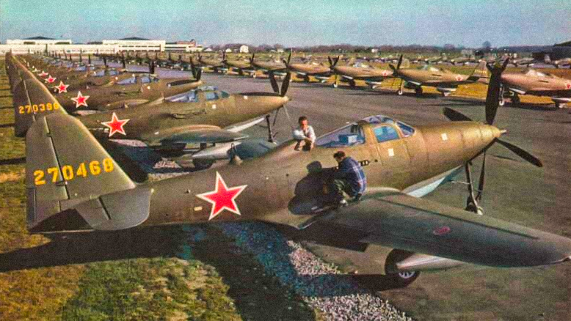 Les avions Bell P-63A quittent l'usine de Buffalo et se dirigent vers l'URSS avec des étoiles soviétiques sur leurs fuselages
