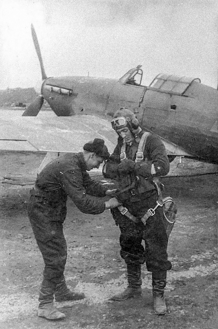 Un capitaine de l'Armée rouge près de l'avion Hurricane, photo d'août 1942