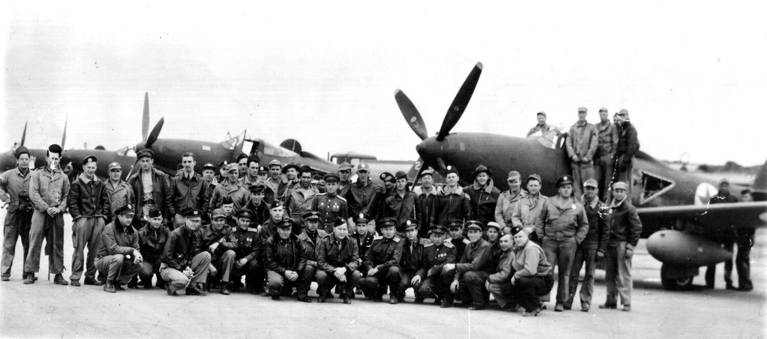 Une photo de groupe de pilotes soviétiques et américains sur fond des chasseurs P-63 Kingcobra
