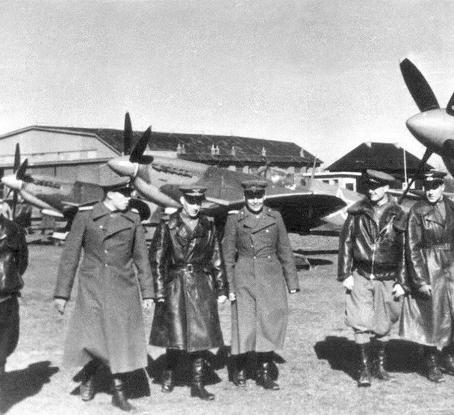 Des pilotes soviétiques près de leurs Supermarine Spitfire
