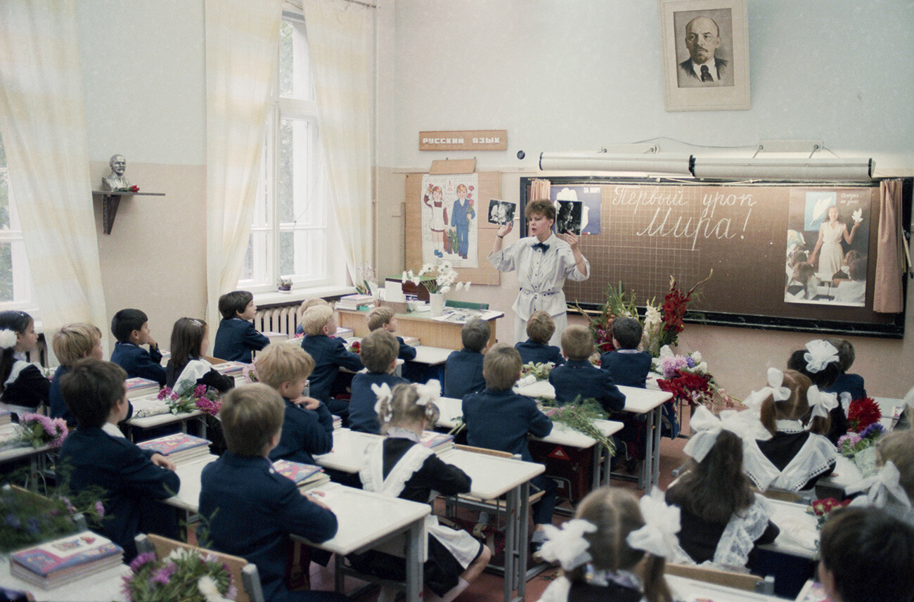 ZSSR. Moskva. Osnovnošolska učiteljica T. G. Razumova med uro miru v 1. A razredu 5. srednje šole v Moskvi 1. septembra 1986. 