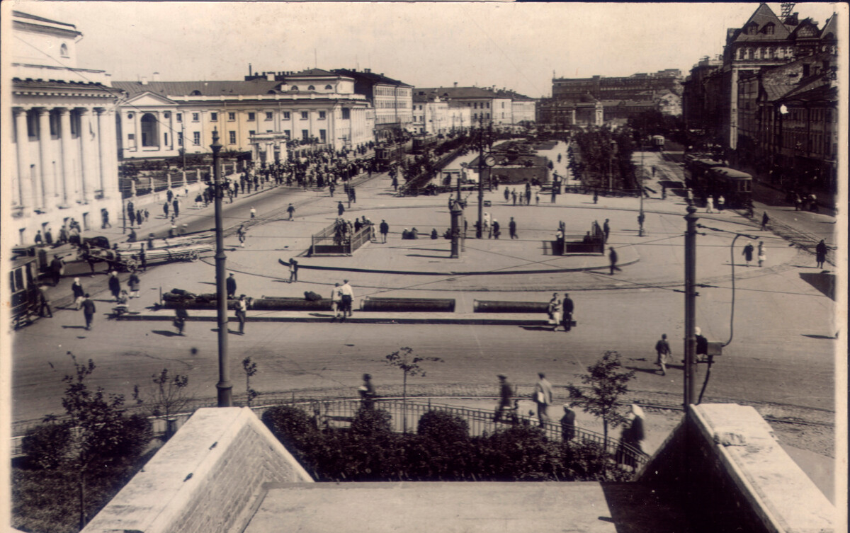 Scatto dalle scale della Torre Sukhareva. Al centro della foto si riconoscono i due ingressi alla toilette pubblica sotterranea di piazza Sukhareva