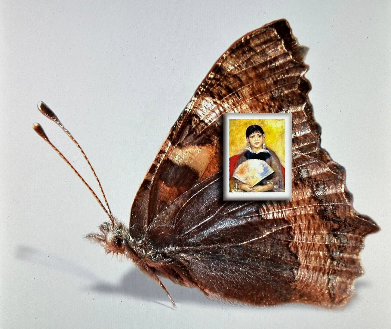 “Menina com Leque”. Miniatura da pintura de Pierre-Auguste Renoir. Aquarela sobre osso de mamute. Tamanho: 10,2 x 15,6 mm.