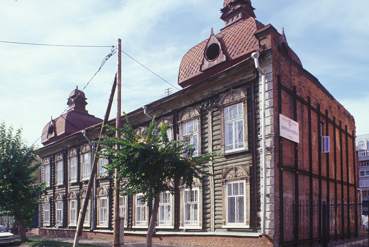 Casa di I. F. Mashinskij, via Pushkin 26. Si noti la parete tagliafuoco in mattoni sul lato destro. Foto: 18 settembre 1999