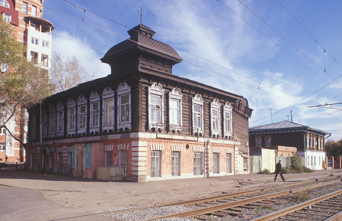 Casa di N. Abdulmanov, via Maresciallo Zhukov 95. Struttura in legno su pianoterra in mattoni. A destra: Casa di D. V. Proskuriakov (ora moschea). Foto: 18 settembre 1999