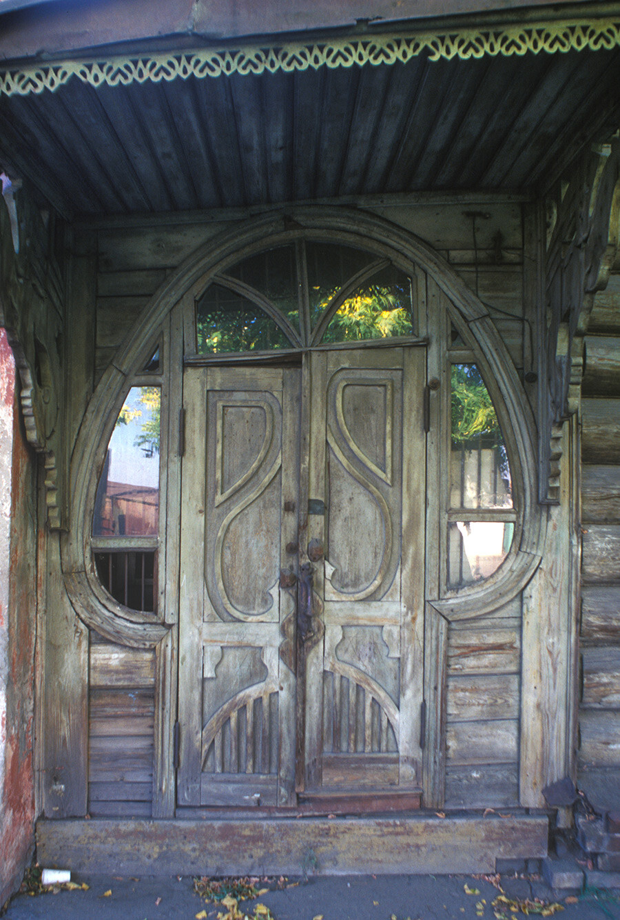 Casa in legno, via Michurin 48. Portico d’ingresso in “stile moderno” (Art Nouveau). Foto: 18 settembre 1999