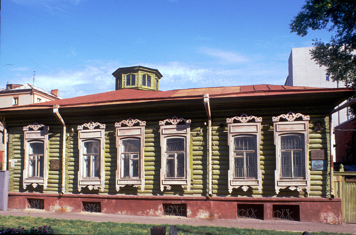 Casa di tronchi, via Tara 20. Foto: 15 settembre 1999