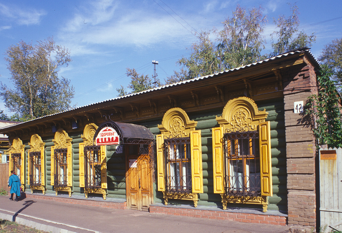 Casa di tronchi, via Tara 42. Si notino i frontoni ornamentali delle finestre e il muro tagliafuoco in mattoni (a destra). Foto: 15 settembre 1999