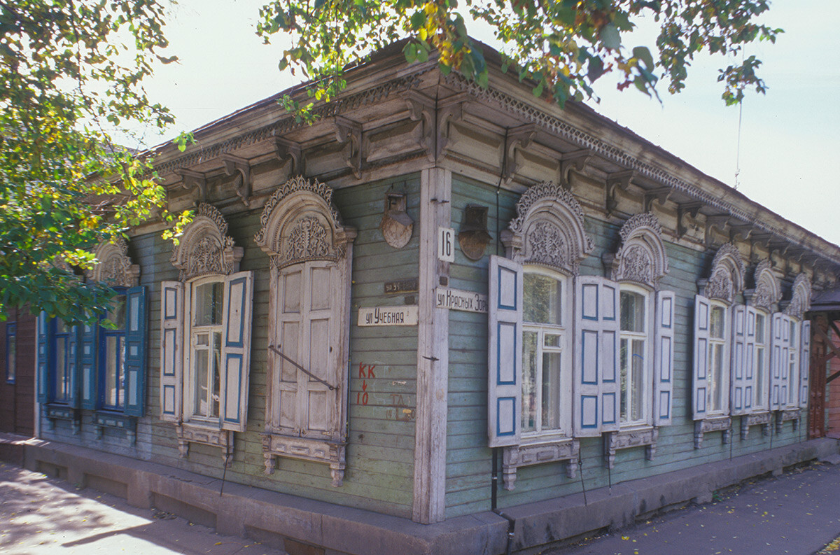 Casa di V. I. Viatkin, via Krasnaja Zarja 16 e via Uchebnaja. Si notino i frontoni ornamentali delle finestre. Foto: 18 settembre 1999