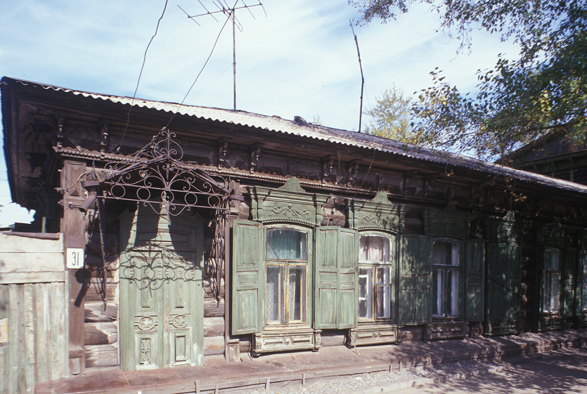 Casa Proskuriakova, via Krasnaja Zarja 31. Si noti il portico in ferro battuto e i frontoni ornamentali delle finestre. Foto: 18 settembre 1999