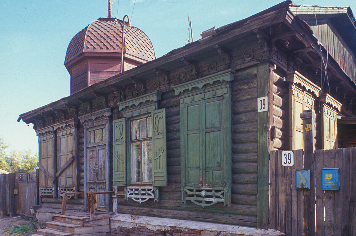 Casa di tronchi con cupola, via Pochtovaja 39. Foto: 18 settembre 1999