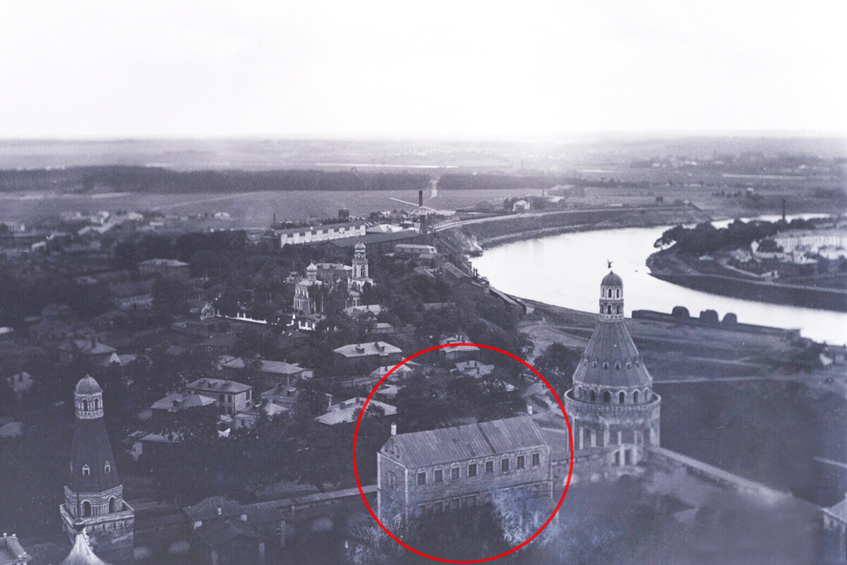 Vista desde el campanario sobre el río Moscova. Abajo se ven la torre Dulo y el edificio Sushilo, 1913 