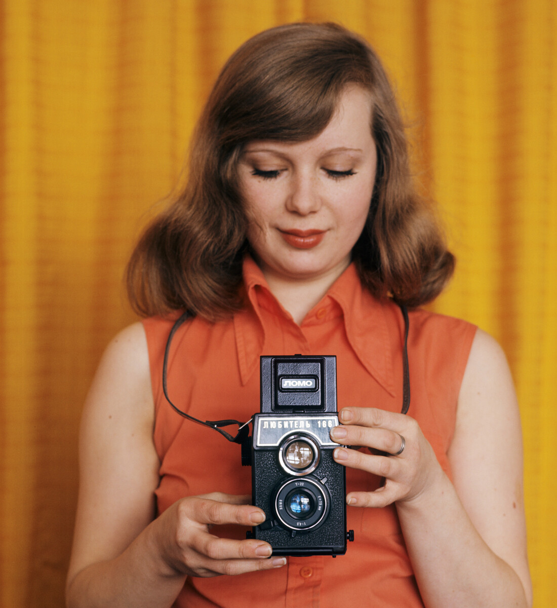 Une jeune femme à Leningrad avec avec l'appareil-photo Lioubitel-166, 1978