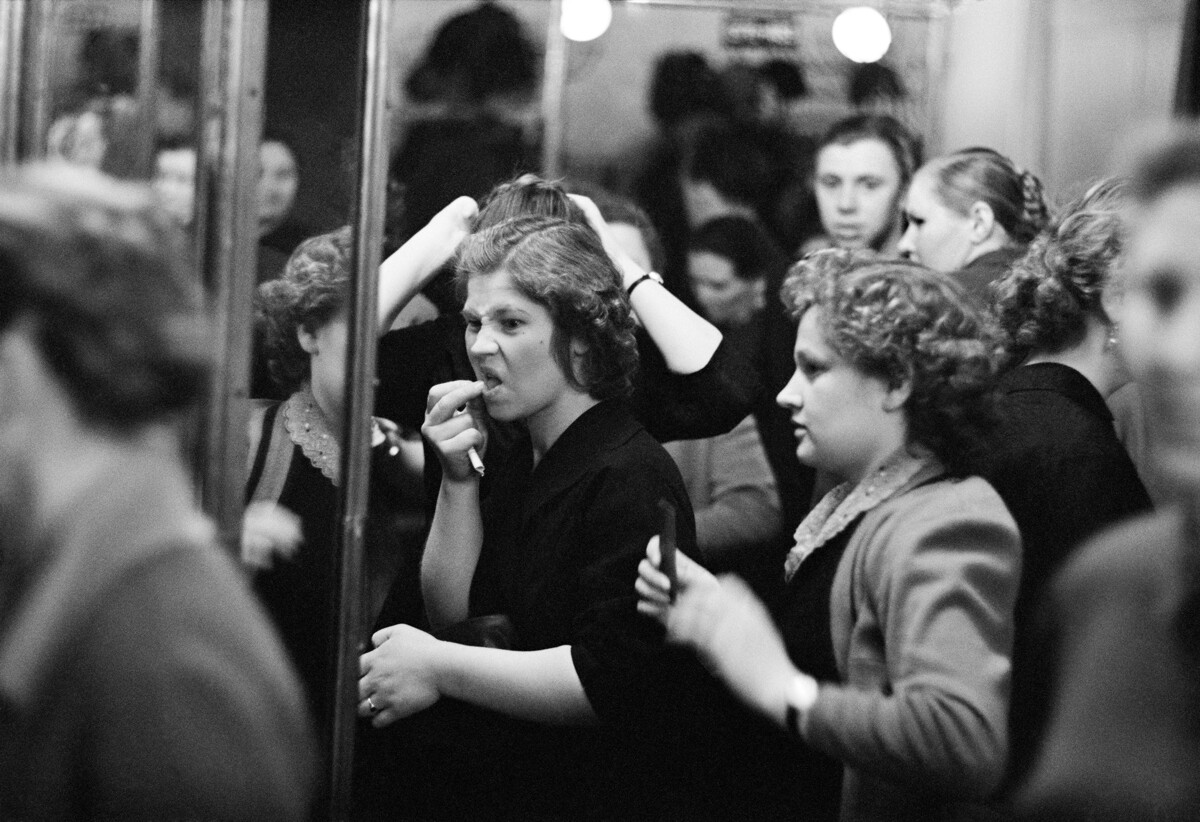 Prima di uno spettacolo. Spettatrici si rifanno il trucco nel foyer del Teatro Malyj di Mosca, anni Cinquanta