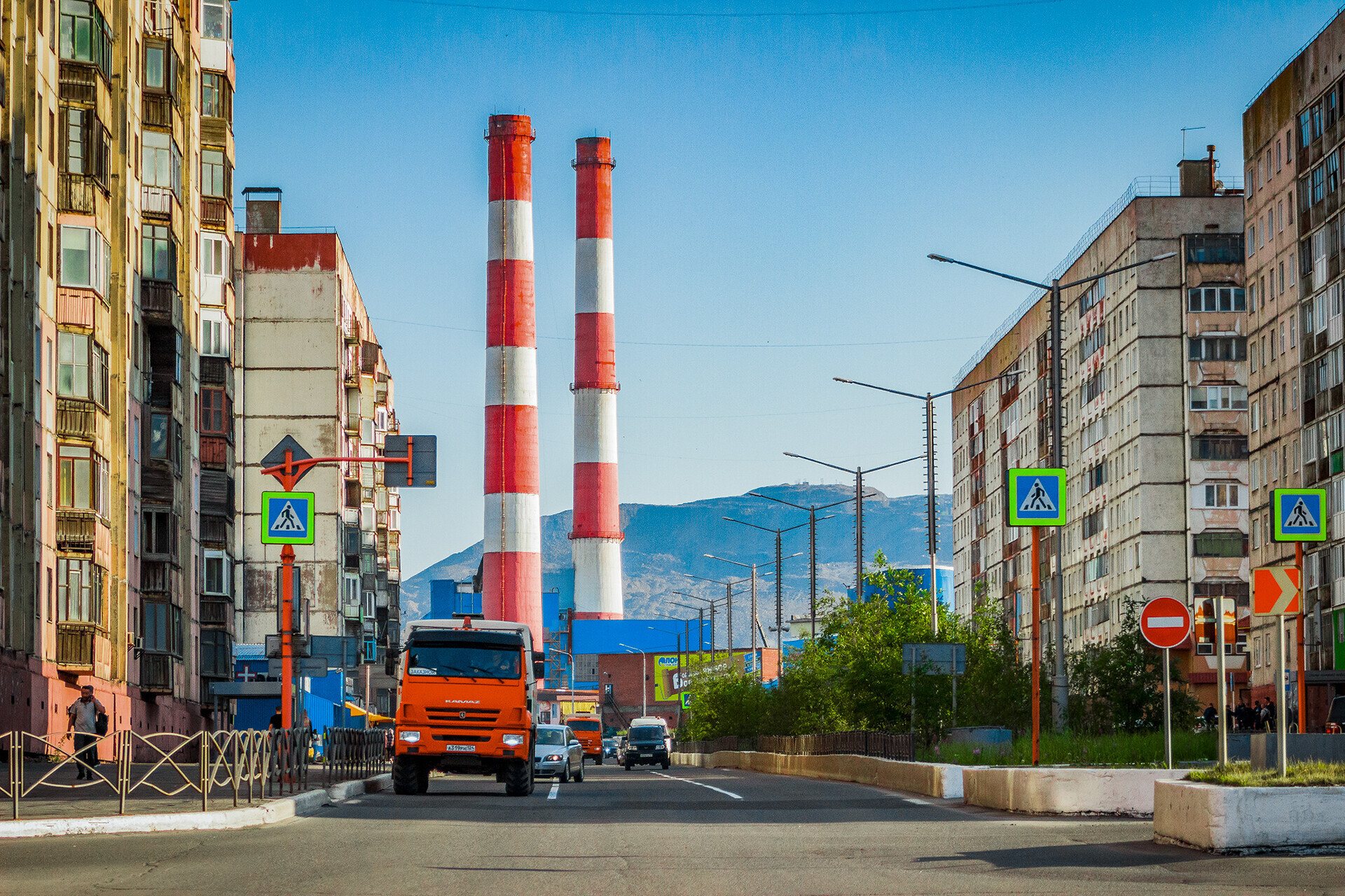 Panorama delle vie centrali di Norilsk con le grandi ciminiere degli impianti industriali sullo sfondo