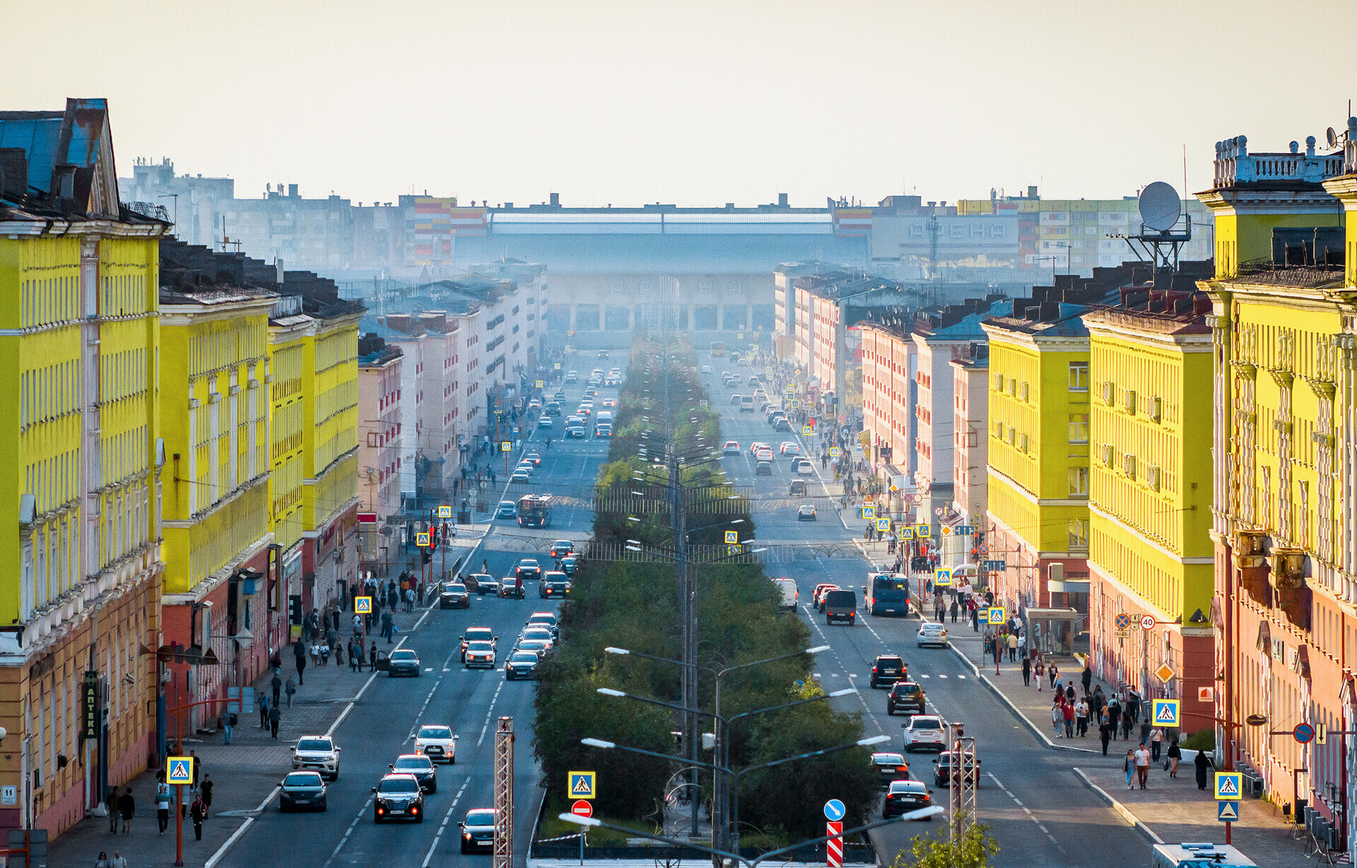 Viale Lenin, la principale arteria del centro di Norilsk