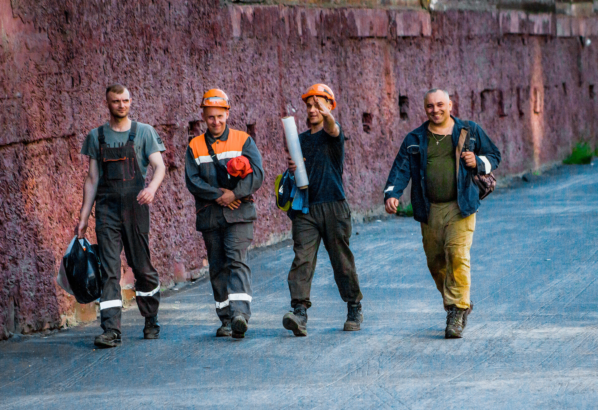 Operai di Norilsk tornano dal lavoro