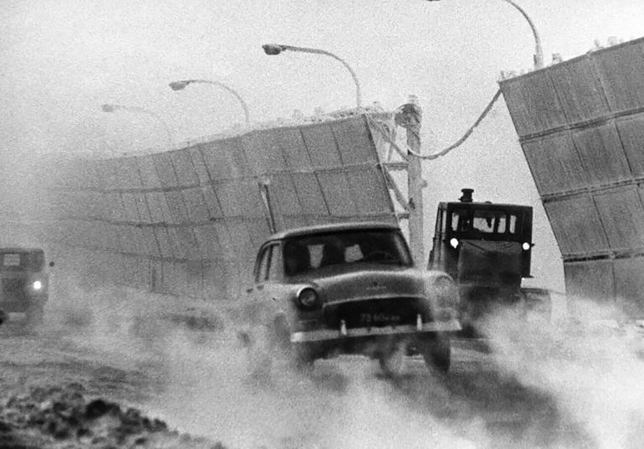 Le barriere dell’ingegner Potapov sono ben visibili in questa foto d’epoca, lungo una strada di Norilsk