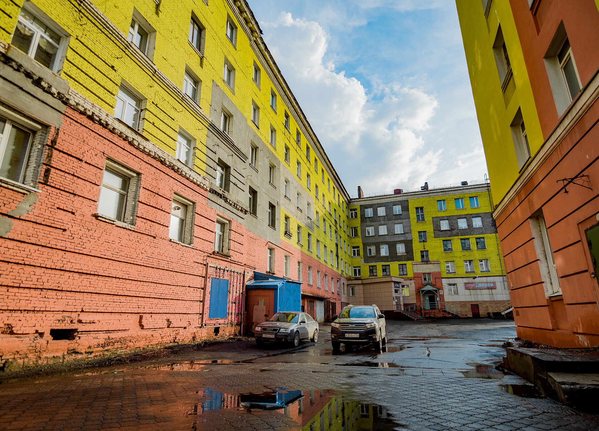 L’aspetto di un cortile interno nel centro di Norilsk. Queste scelte architettoniche permettono una difesa dai forti venti locali