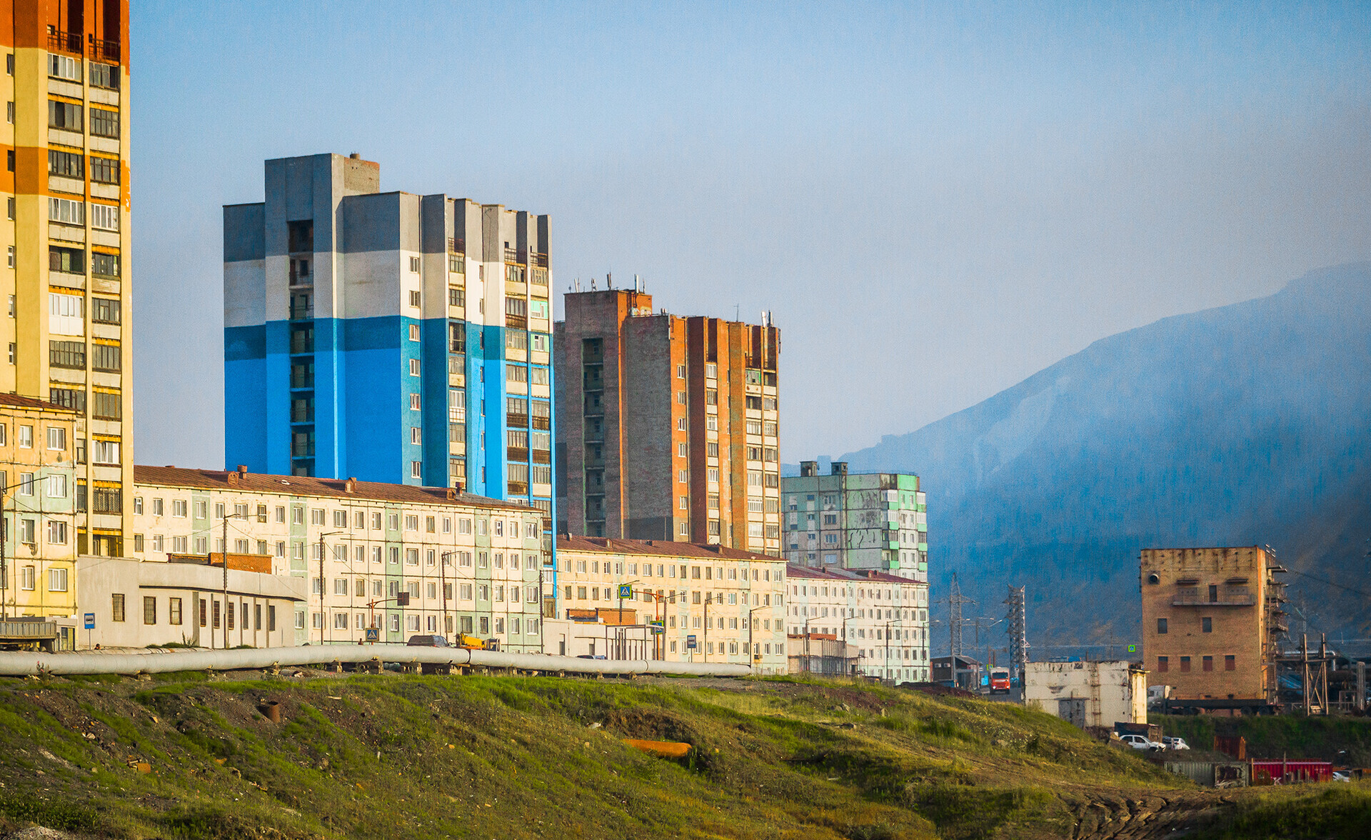 Edifici residenziali a Norilsk. I colori aiutano a mantenere alto il morale nei lunghi mesi invernali e rendono più facile trovare i palazzi durante le bufere