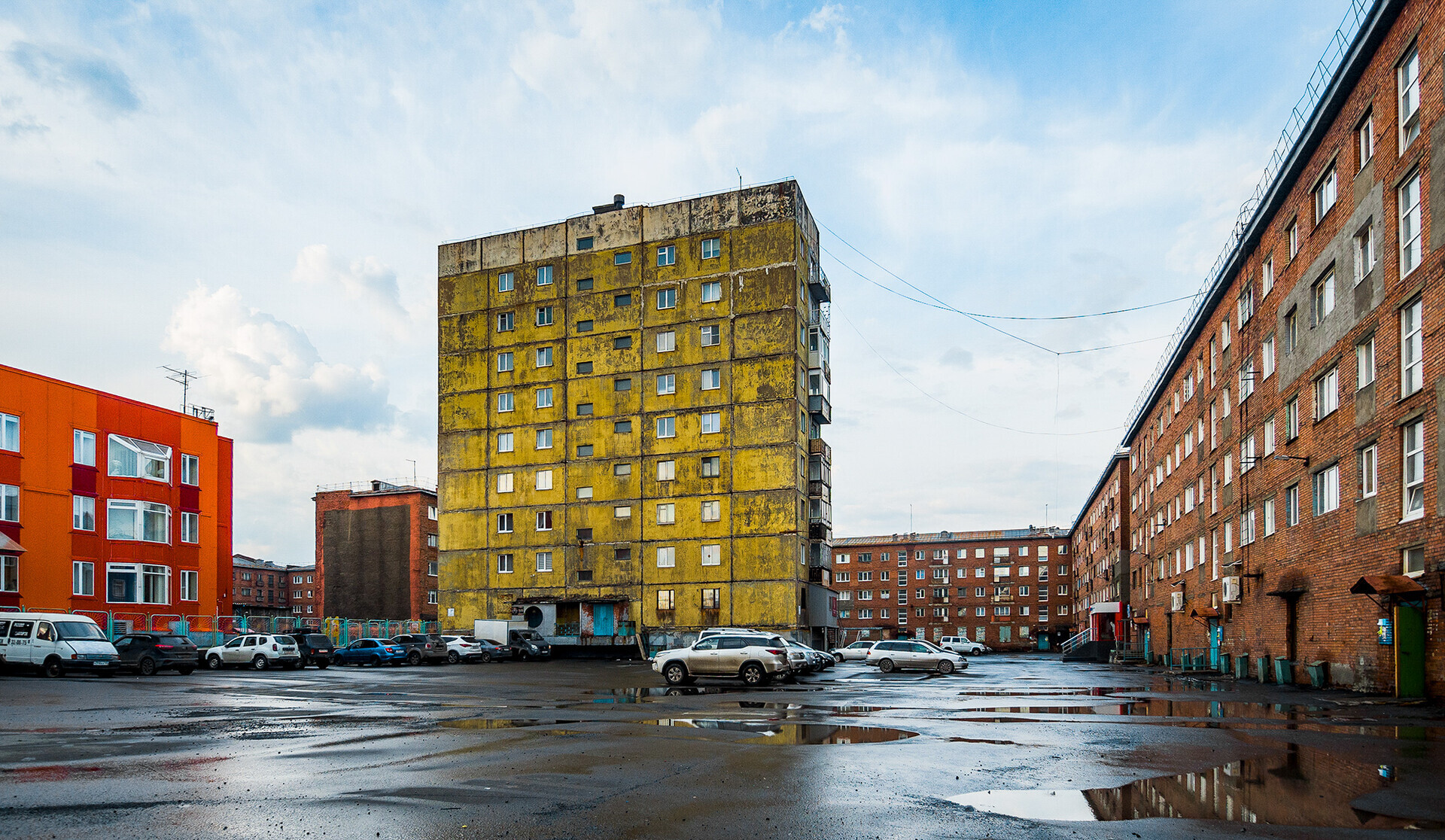 Un cortile tra i palazzoni vicino al centro di Norilsk