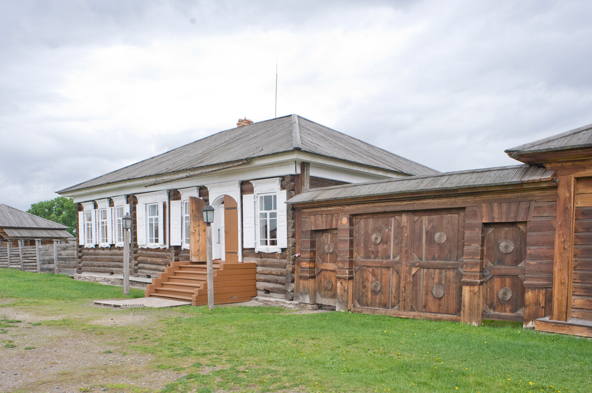 Shushenskoe Preserve. House & store of exiled entrepreneur Ernst Urban. Right: coutyard gate. May 26, 2015