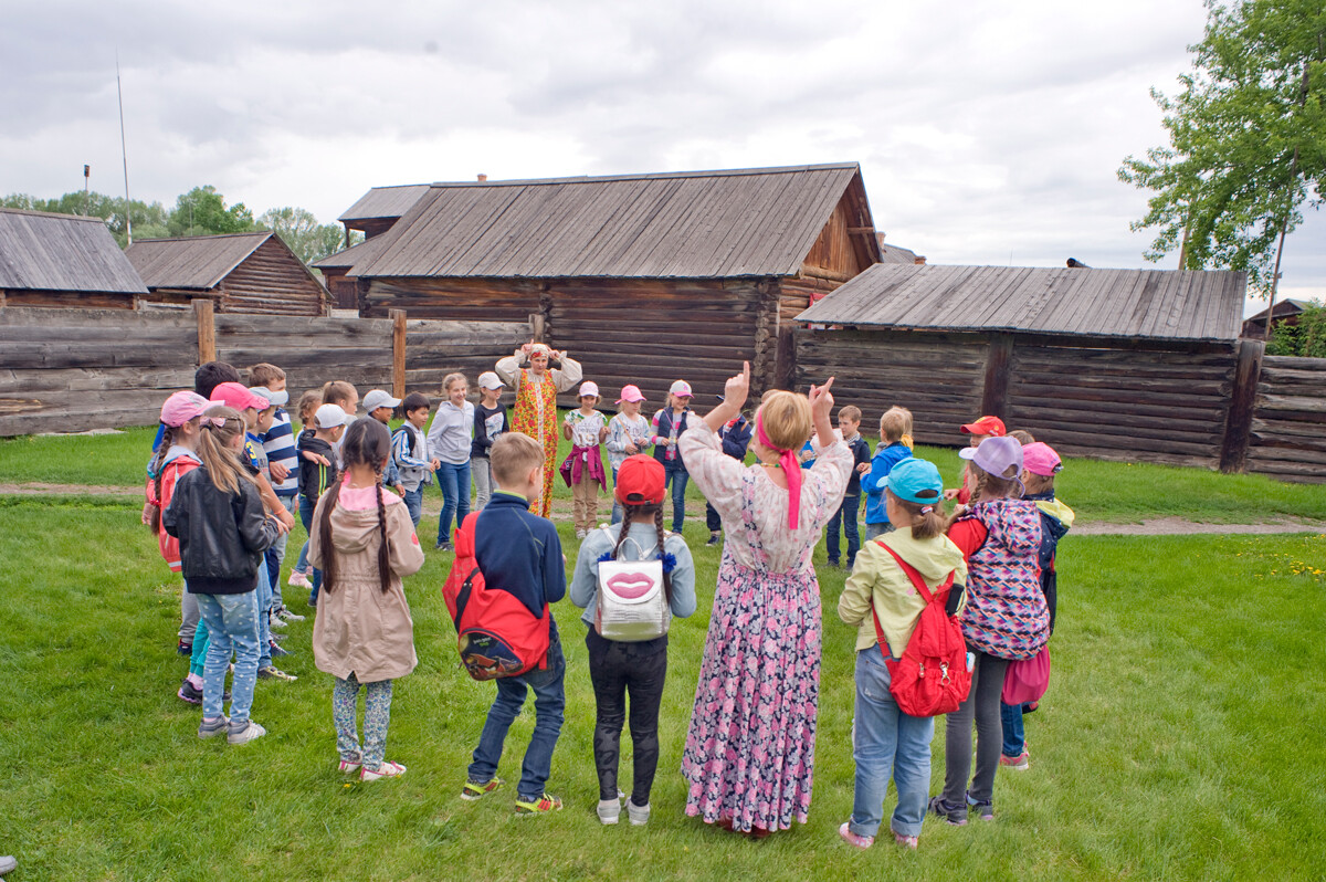 Shushenskoe Preserve. Folk dance demonstration for school children. May 26, 2015