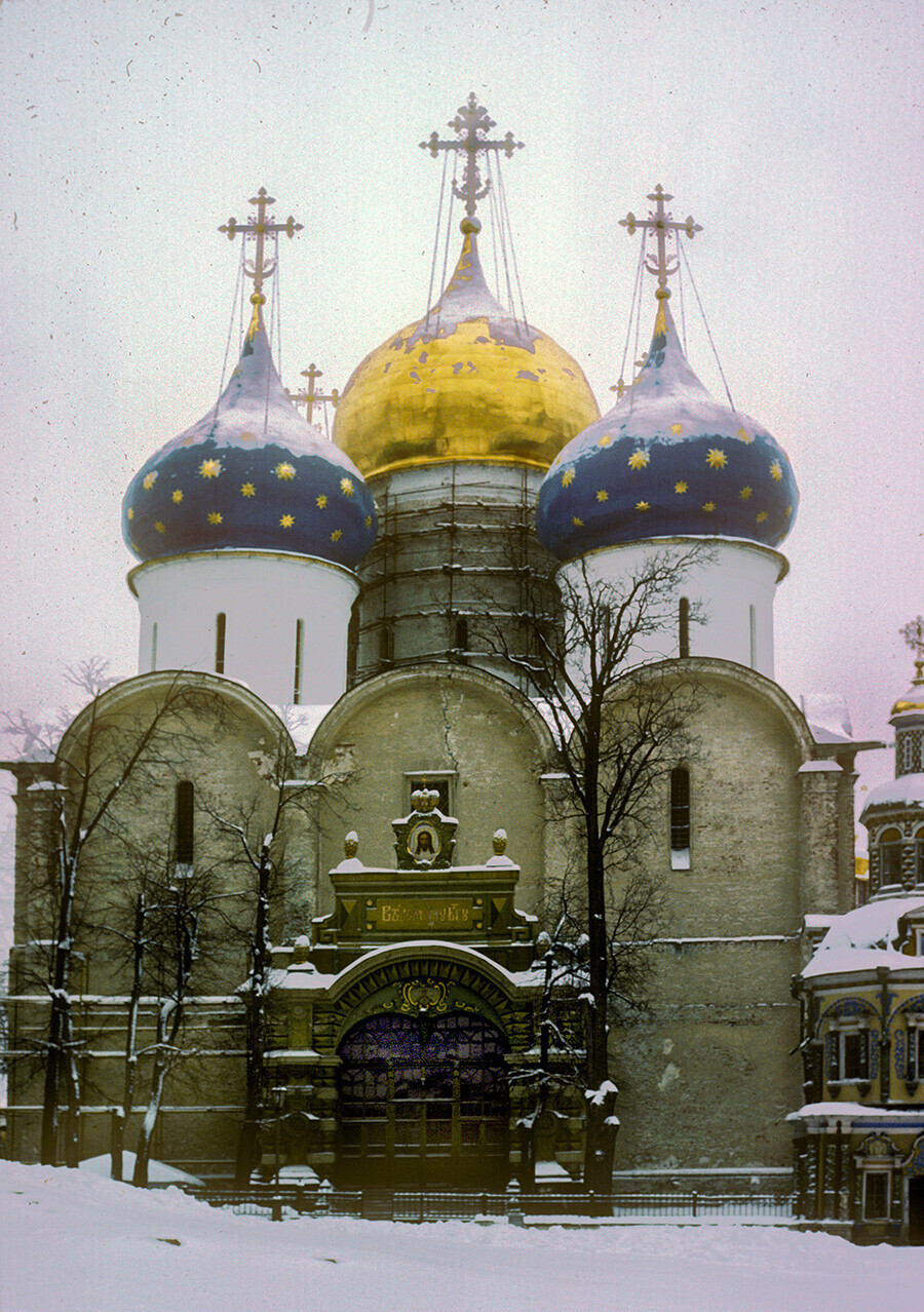 Троице-Сергиева лавра. Успенска црква, поглед од запад. Десно: Капелата над изворот. Декември 1979.
