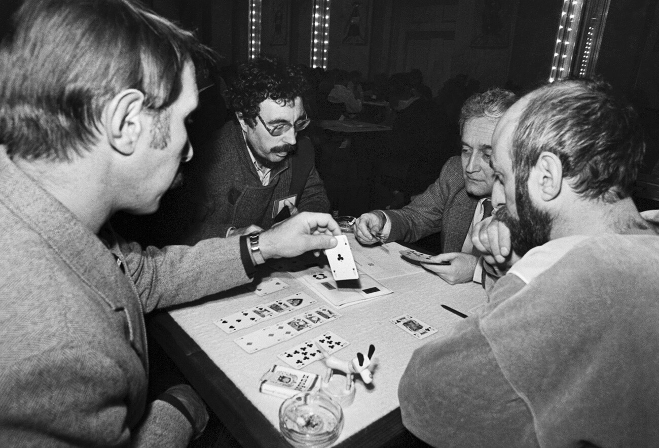 Les jeux d’argent étaient illégaux en URSS, mais cela n’empêchait pas les tricheurs de faire fortune.

